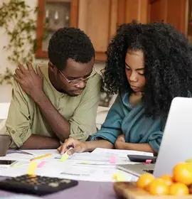 couple-calculating-budget